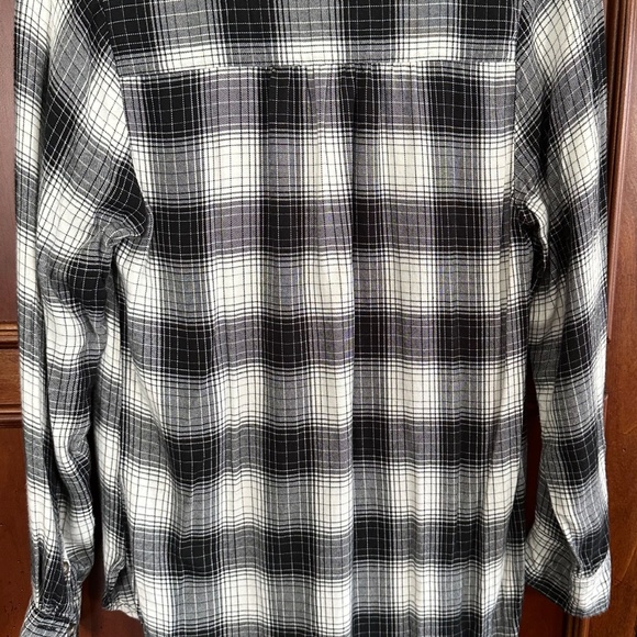 Universal Thread Women's Hi-Lo Black and White Plaid Top Long Sleeves Size XS - Picture 4 of 11